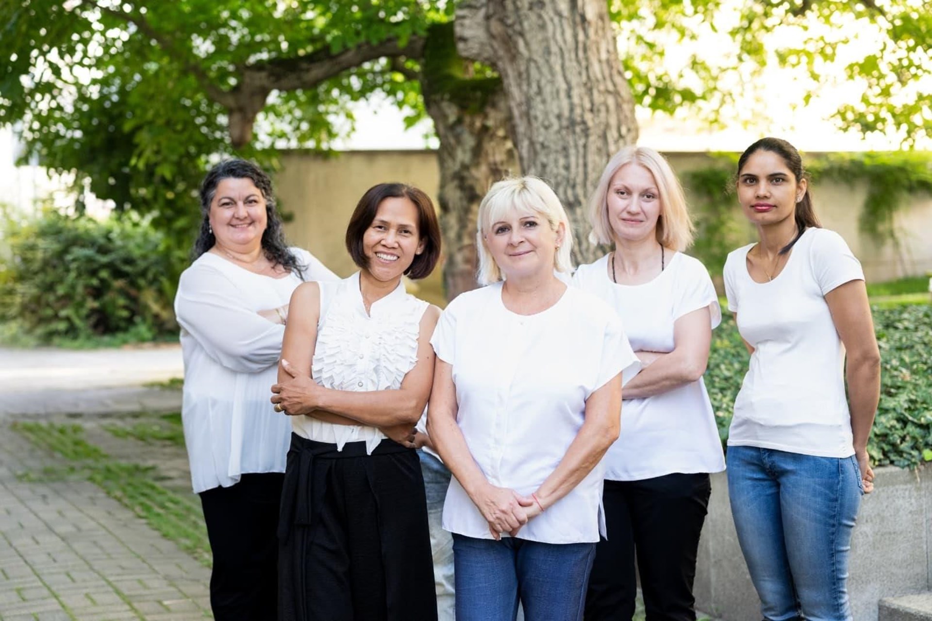 4 Frauen grinsen in die Kamera