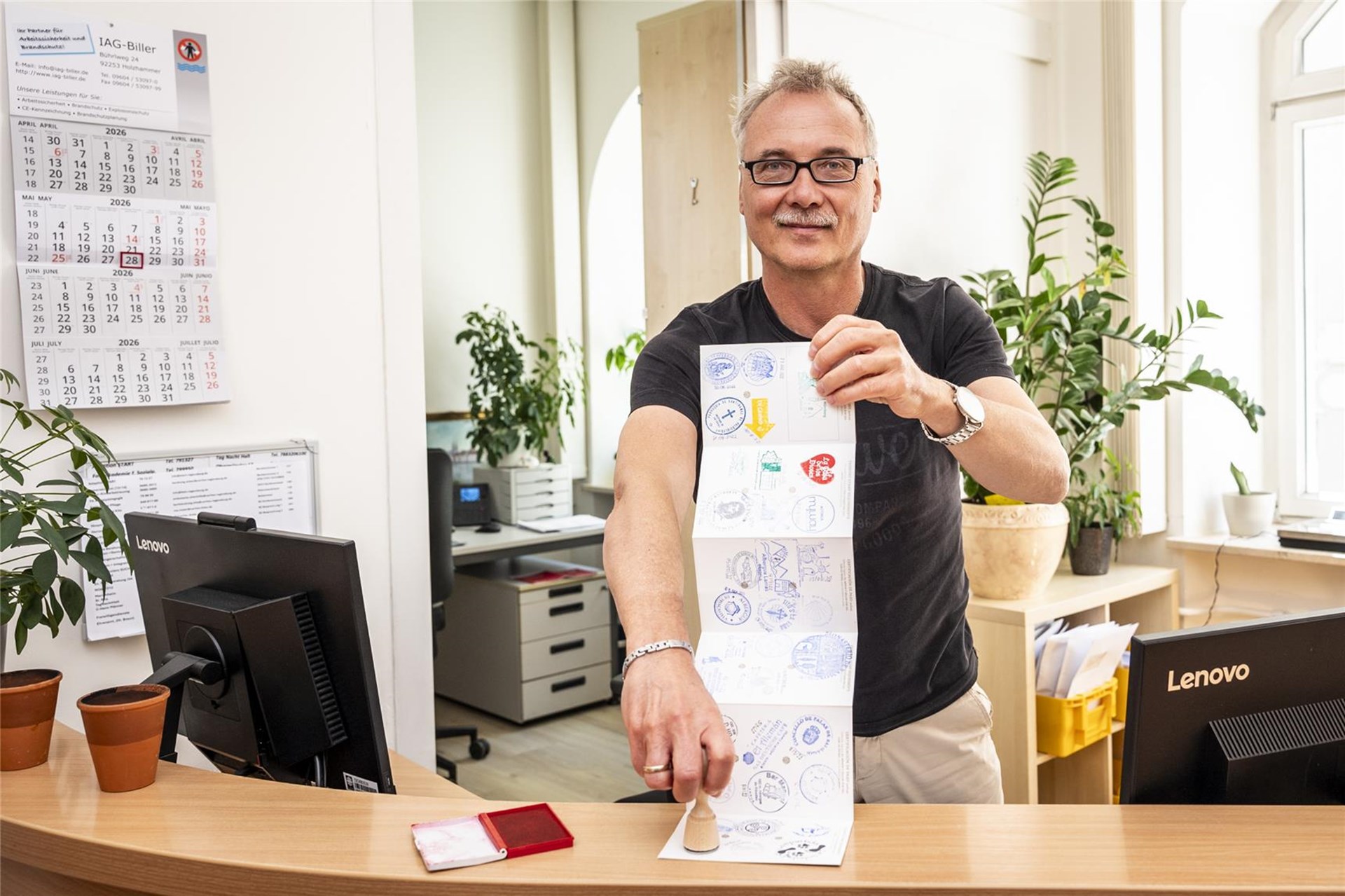 Mann an der Pforte mit Stempel