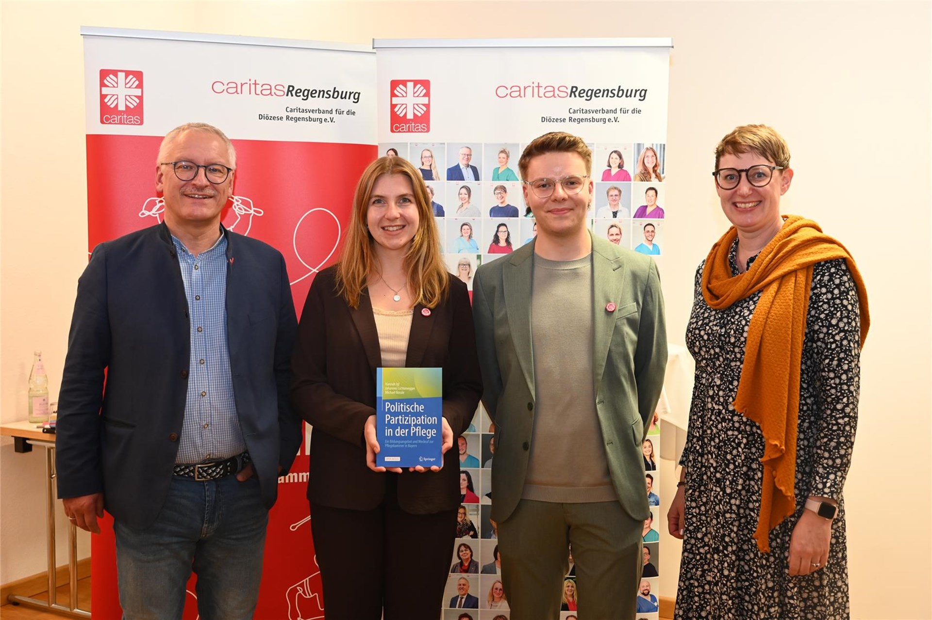 Personengruppe präsentiert Fachbuch